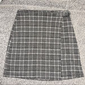 Juniors plaid skirt